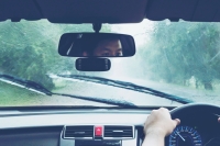 Veilig op de weg tijdens een stortbui!