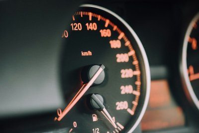 Waarom je nieuwe auto blijft piepen over je snelheid