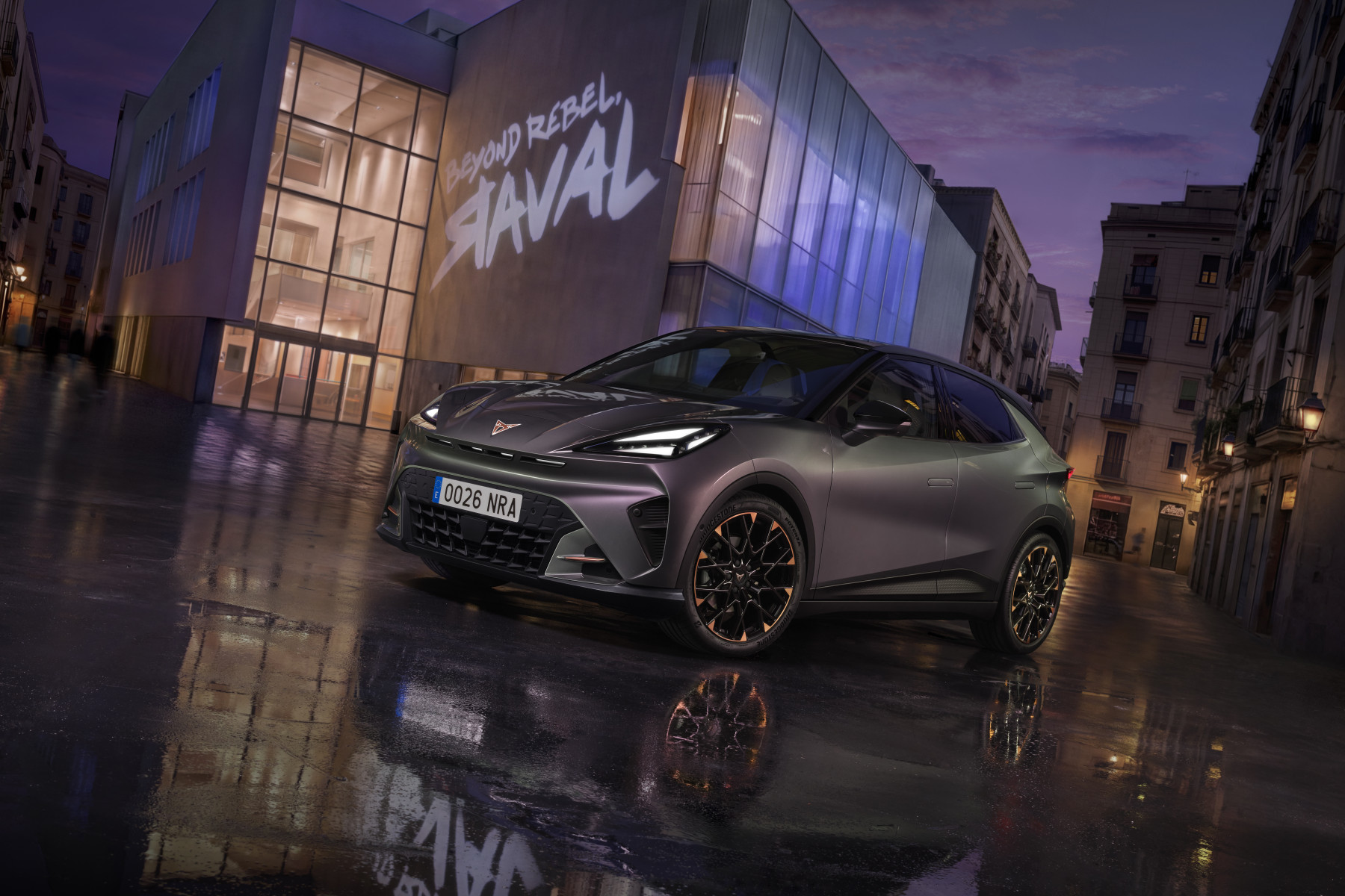 CUPRA Raval elettrica ambientata in un contesto urbano